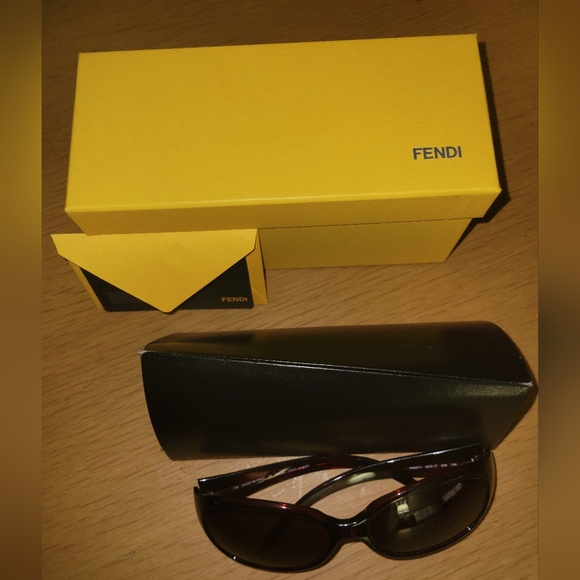 β€οΈβπ₯FENDI Sunglasses case and box - Picture 5 of 13